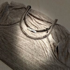Express T-Shirt. No seam. Open shoulder. Size M. Grey